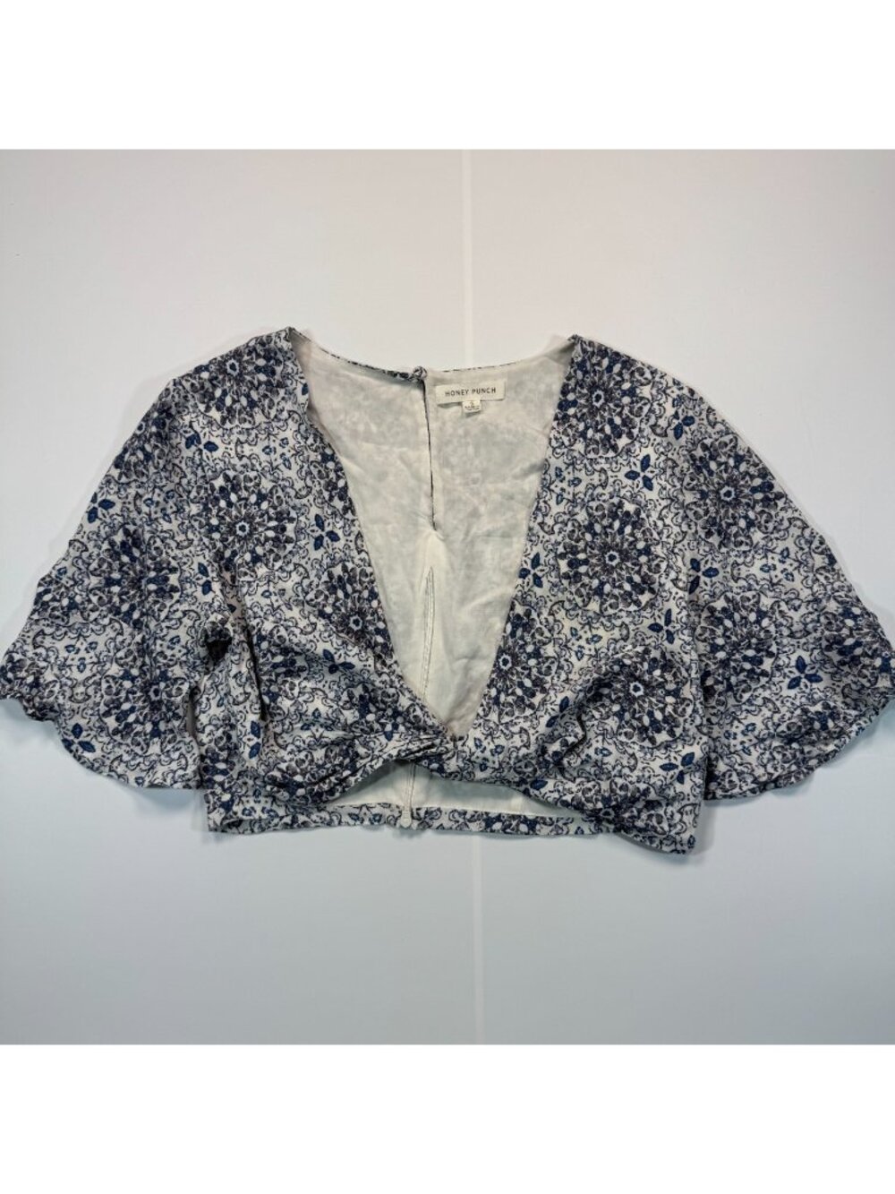 Honey Punch Blouse Top Women's S White Floral Rayon Cropped Flutter Sleeve